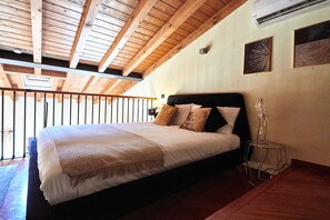 Luxury Penthouse, City View | Premium bedding, down duvets, laptop workspace, blackout curtains - Atlas Apartments  (Bergamo)