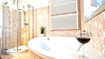 Penthouse Luxe, vue ville | Salle de bain | Douche, douche à « effet pluie », articles de toilette gratuits