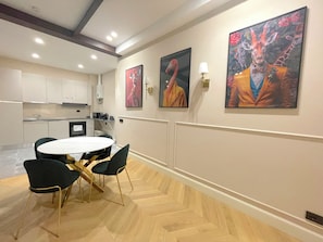 Luxury Studio Suite | Private kitchen | Fridge, microwave, oven, stovetop - Atlas Apartments (Bergamo)