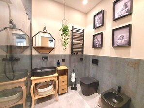 Luxury Studio Suite | Bathroom | Hair dryer, towels - Atlas Apartments  (Bergamo)