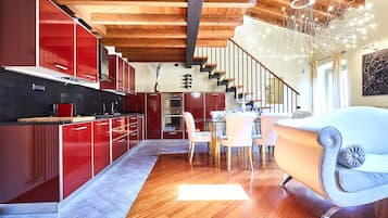 Luksus-penthouselejlighed - byudsigt | Privat køkken | Køleskab, mikrobølgeovn, ovn, kogeplade