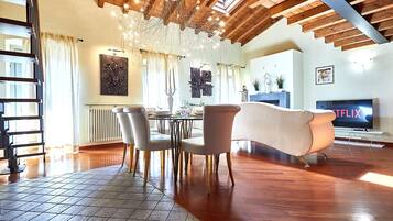 Attico Luxury, vista città | Area soggiorno