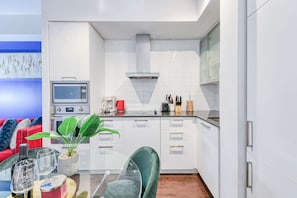 Réfrigérateur, micro-ondes, four, plaque de cuisson