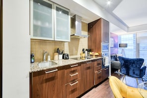 Réfrigérateur, micro-ondes, four, plaque de cuisson