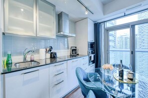 ثلاجة، ميكروويف، فرن، موقد طهي مسطح