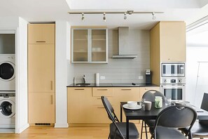 ثلاجة، ميكروويف، فرن، موقد طهي مسطح