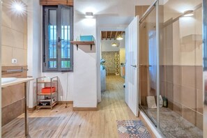 Hair dryer, bidet, towels, soap - Charming Duplex Apartment in Corredera Center (Córdoba)