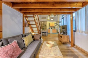 Smart TV, books - Charming Duplex Apartment in Corredera Center (Córdoba)