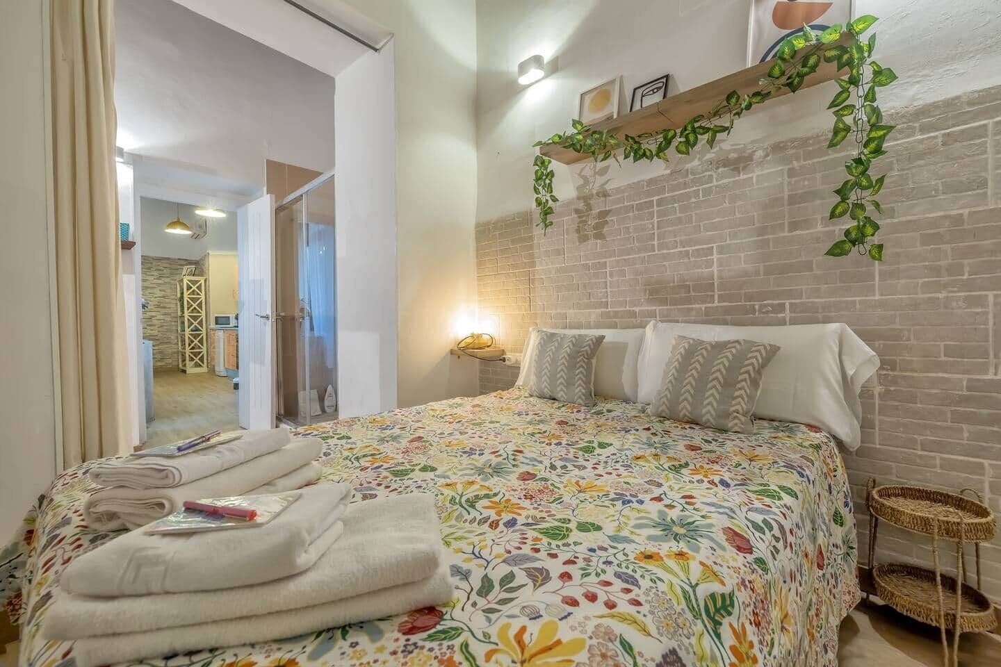 2 habitaciones, tabla de planchar con plancha y cuna de viaje 