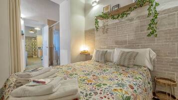 2 dormitorios, tabla de planchar con plancha, cuna de viaje