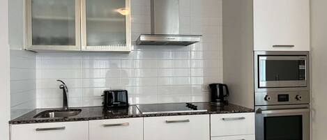 Frigorífico, microondas, horno y placa de cocina