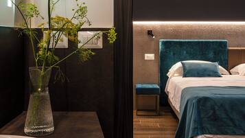 Een douche, een haardroger, handdoeken, zeep