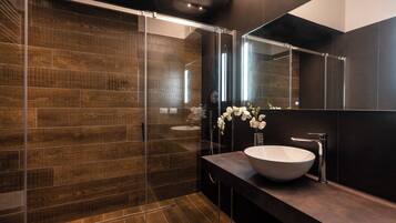 Een douche, een haardroger, handdoeken, zeep