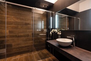 Een douche, een haardroger, handdoeken, zeep