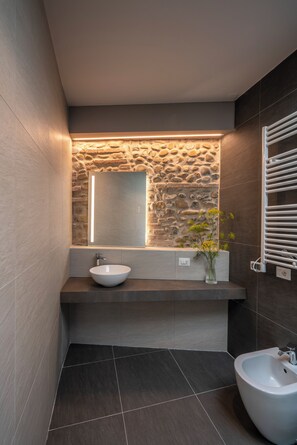 Ducha, artículos de tocador gratuitos, secador de pelo, toallas