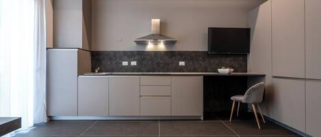 Refrigerador, lavavajillas, utensilios de cocina