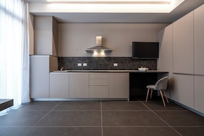 Fridge, dishwasher, cookware/dishes/utensils - Astoria Boutique Apartments (Bologna)