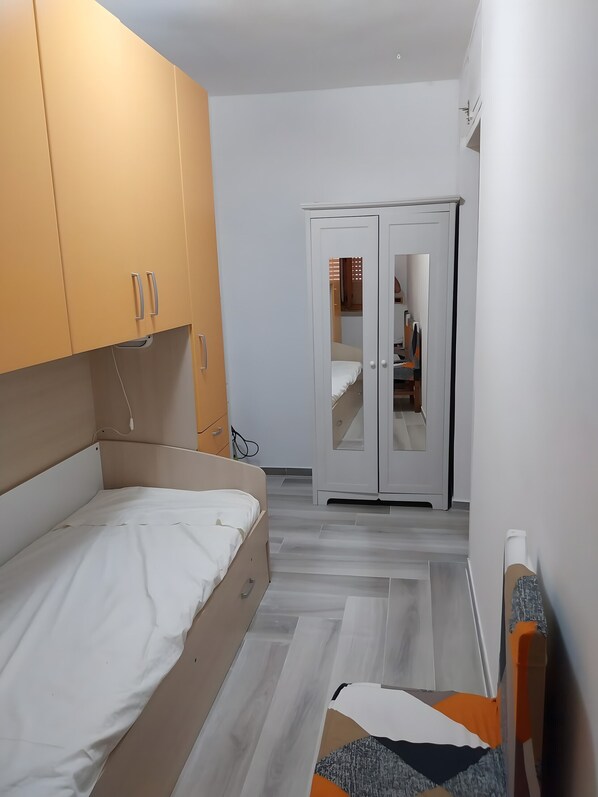 2 bedrooms, iron/ironing board, bed sheets