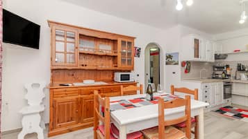 Fridge, oven, stovetop, coffee/tea maker