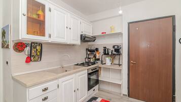 Fridge, oven, stovetop, coffee/tea maker