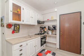 Køleskab, ovn, kogeplade, kaffe-/temaskine