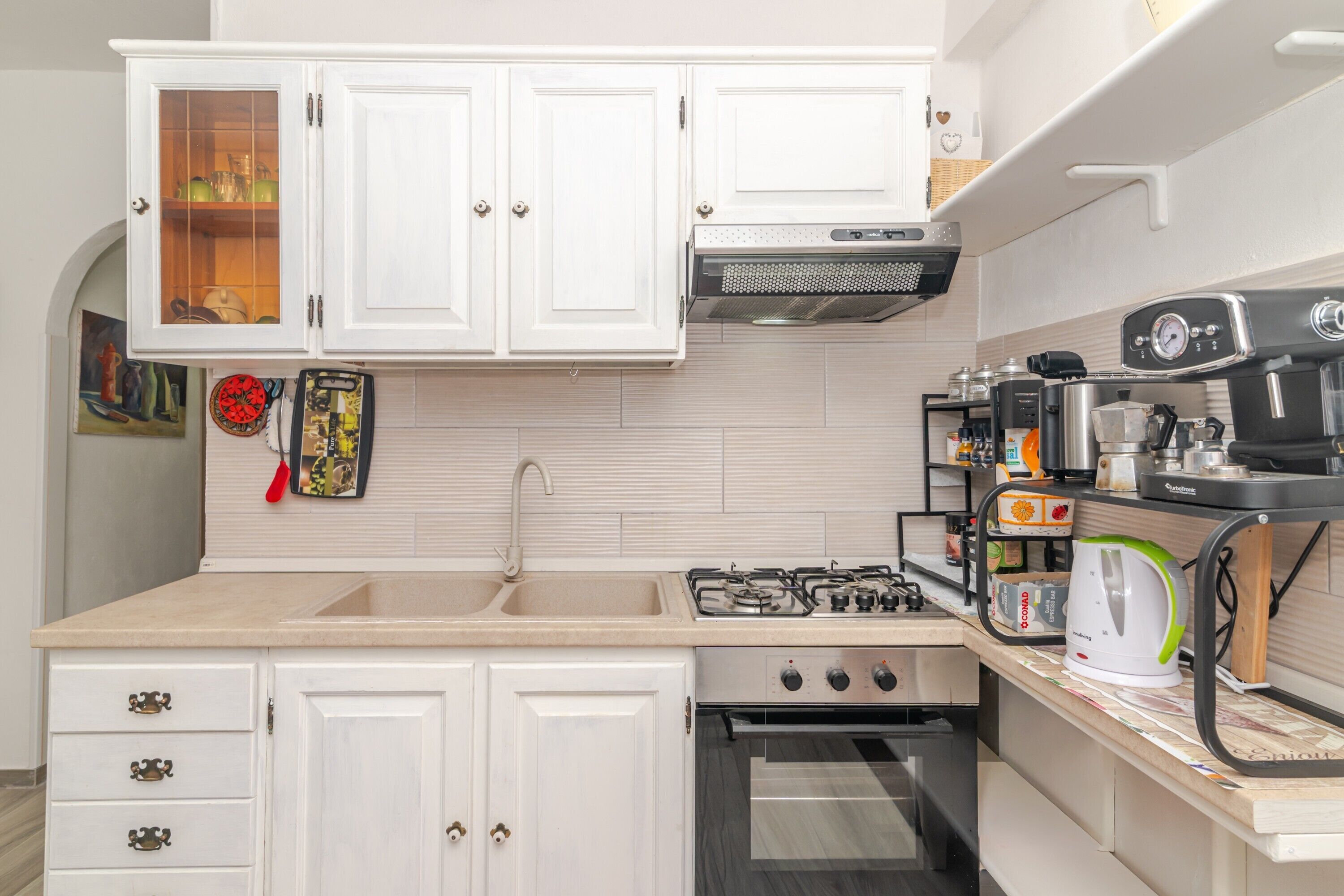 Refrigerador, horno, parrilla de estufa y cafetera y tetera 