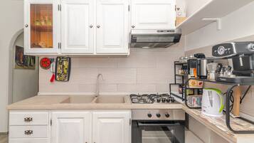 Frigorifero, forno, piano cottura, macchina per tè/caffè