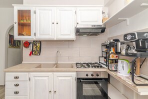 Jääkaappi, uuni, liesi, kahvin-/teenkeitin