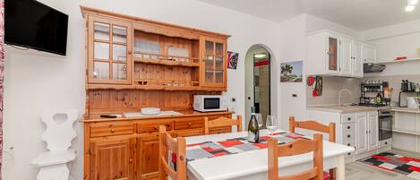 Een koelkast, een oven, een kookplaat, een koffiezetapparaat/waterkoker