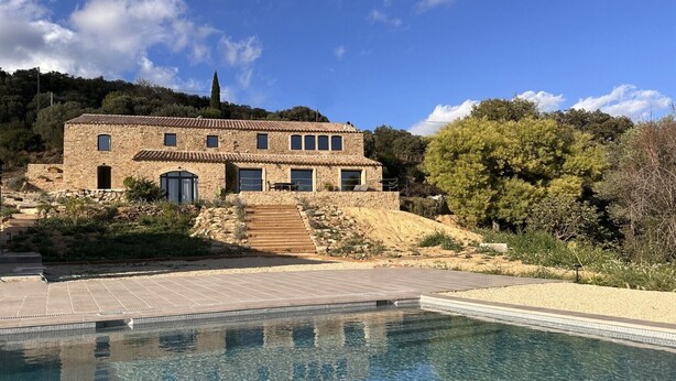 A stone building with a pool in front. - Mimosa Lodge (Quart)
