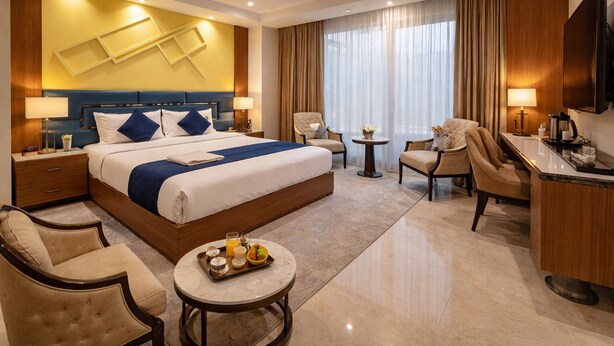 Kamar Deluks, 1 kamar tidur, balkon, pemandangan kota | Seprai premium, selimut bulu angsa, busa memori, dan brankas