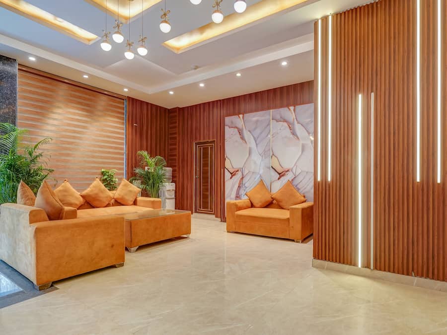 Dobbeltrom – deluxe, balkong | Oppholdsområde | En 28-tommers smart-TV med kabel-kanaler samt peis