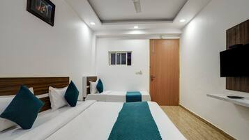 Habitación familiar doble, balcón, vistas a la ciudad | Caja fuerte, sistema de insonorización, tabla de planchar con plancha