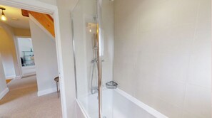 Hair dryer, towels, soap, toilet paper - Comfortable Accommodation: Perfect Short Let Retreat in Wolvercote, Oxfordshire (Wolvercote)
