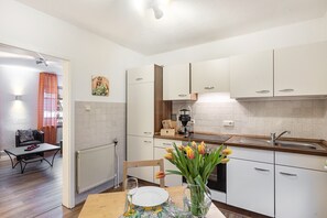 Fridge, microwave, oven, stovetop - Apartment 'Holterhoff' with Private Terrace, Shared Garden and Wi-Fi (Olpe)