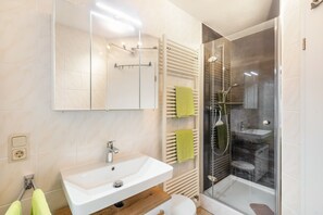 Dusche, Haartrockner, Handtücher