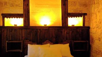 办公桌、笔记本电脑工作区