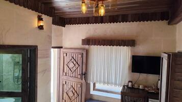 办公桌、笔记本电脑工作区