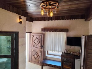 Desk, laptop workspace - SUMATRA OTEL (Şanlıurfa)