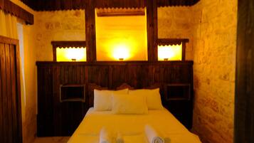 SULTAN SUMATRA | Escritorio y espacio para trabajar con laptop