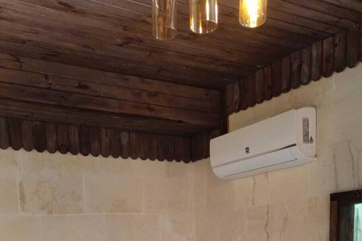 GOBEKLITEPE | Desk, laptop workspace