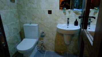 Douche, sèche-cheveux, serviettes fournies, savon