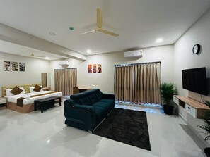 Familie studio, uitzicht op tuin | Een bureau, een laptopwerkplek, verduisterende gordijnen