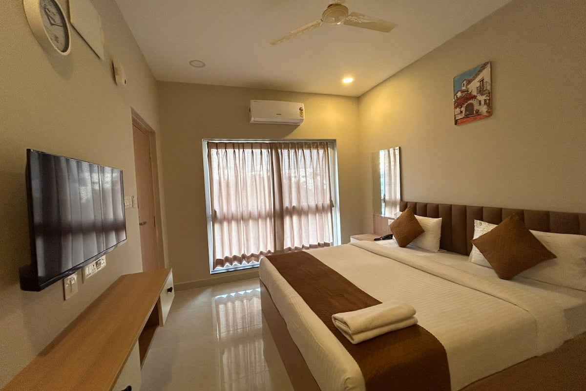 Standard Double Room | Desk, laptop workspace, blackout drapes, iron/ironing board