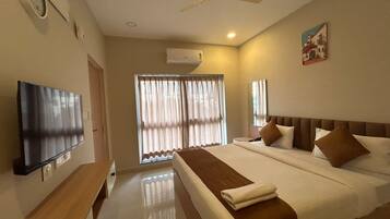 Standard Double Room | Desk, laptop workspace, blackout curtains, iron/ironing board