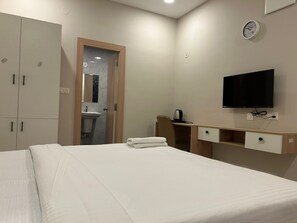 Kamar Double Deluks | Meja kerja, ruang kerja ramah laptop, dan tirai kedap cahaya