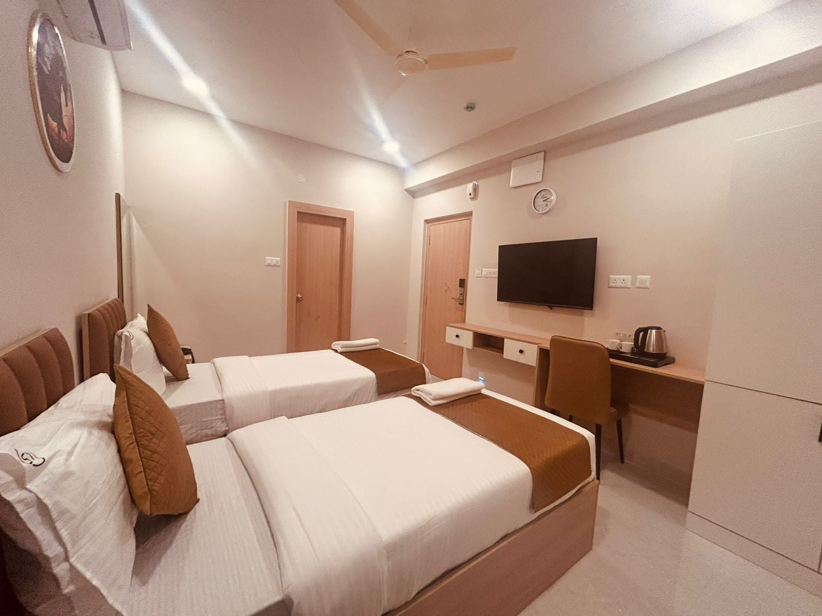 Deluxe-Doppelzimmer, 2 Einzelbetten | Schreibtisch, laptopgeeigneter Arbeitsplatz, Verdunkelungsvorhänge