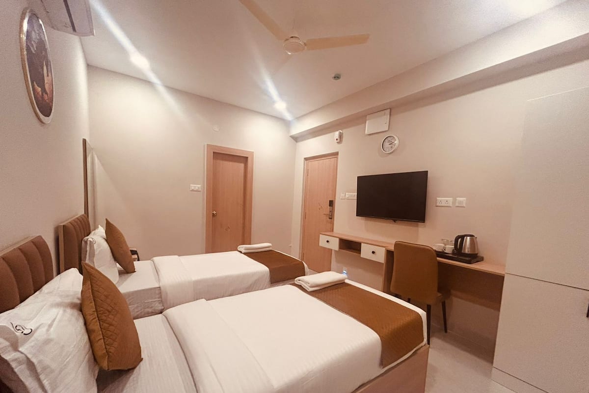 Deluxe Double Room, 2 Twin Beds | Desk, laptop workspace, blackout drapes, iron/ironing board