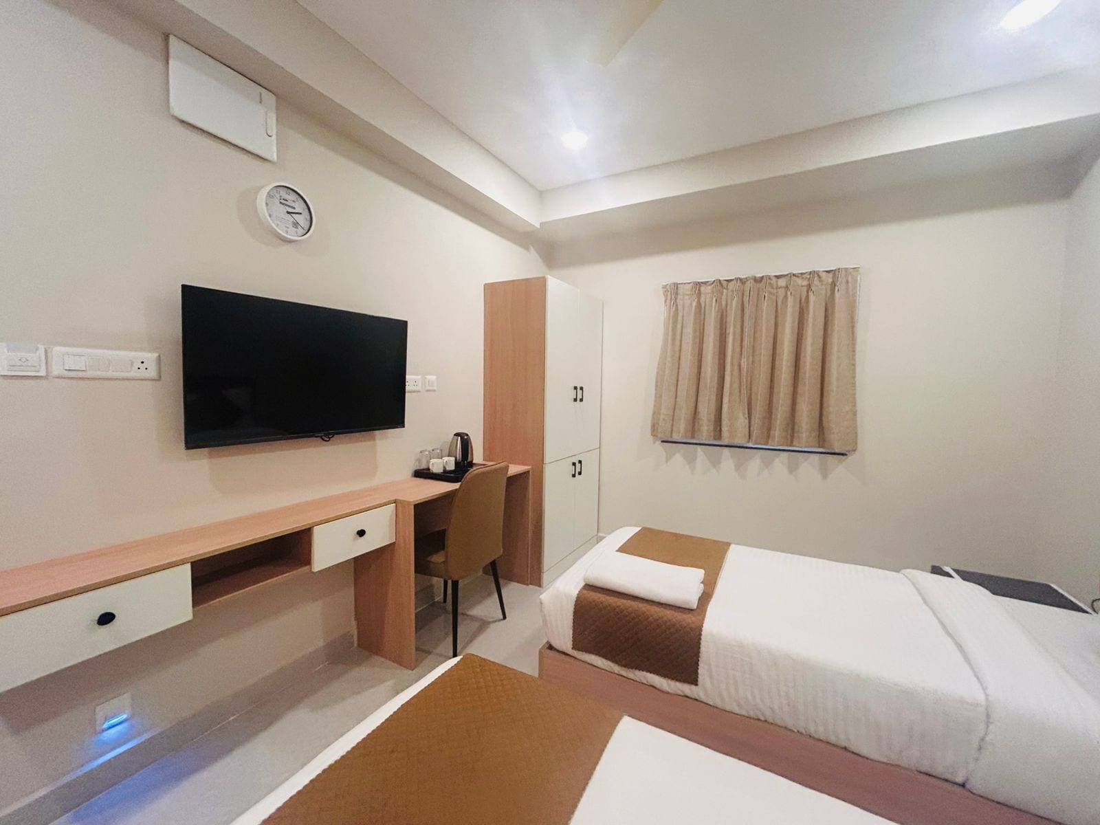 Standard-Zweibettzimmer | Schreibtisch, laptopgeeigneter Arbeitsplatz, Verdunkelungsvorhänge