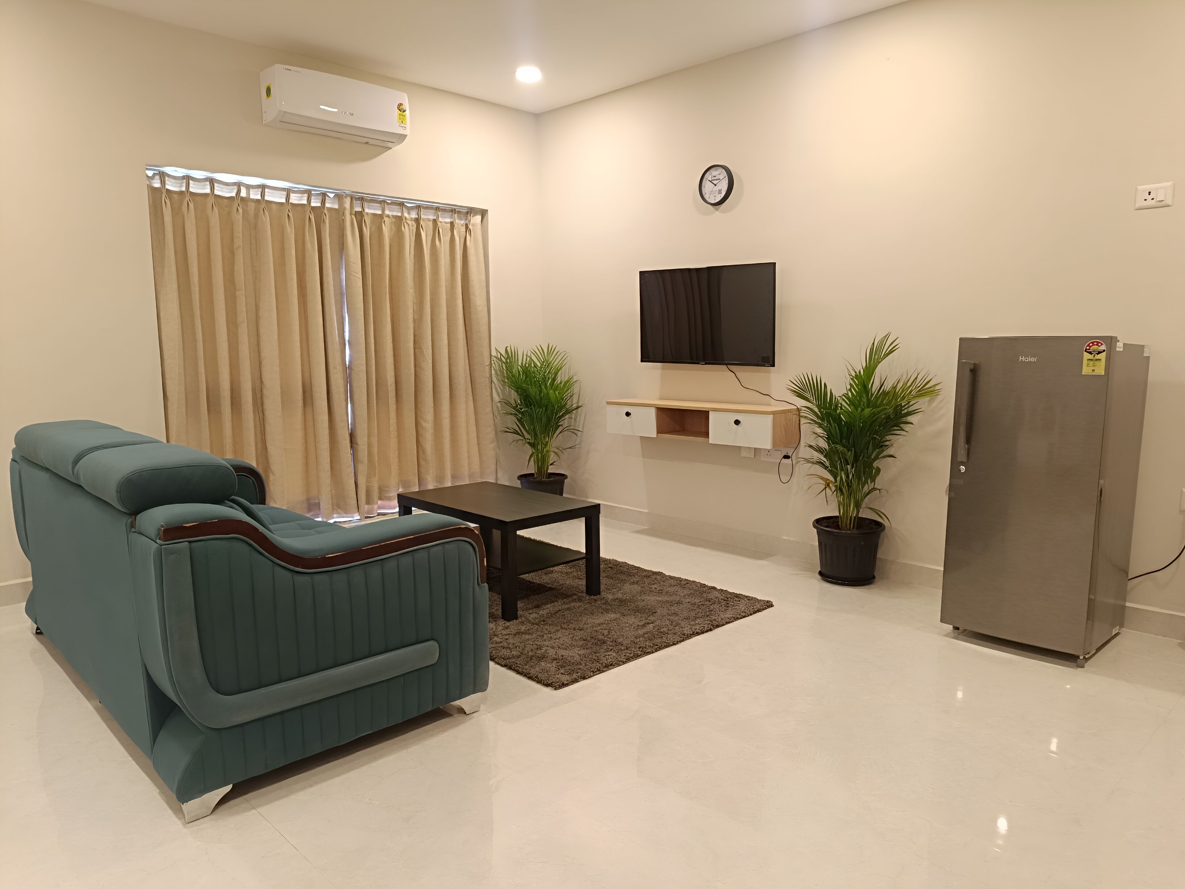 แฟมิลี่สตูดิโอ, วิวสวน | โต๊ะทำงาน, พื้นที่ทำงานแบบใช้แล็ปท็อป, ผ้าม่านกันแสง, เตารีด/โต๊ะรีดผ้า